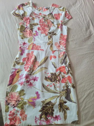 Vestido floral novo, nunca usado, Chiquiê