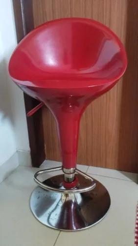 Banqueta giratória vermelha