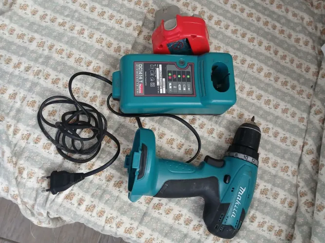 Parafusadeira e furadeira maquina 6281D com carregador e bateria estragada por $ 100 reais