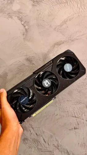 RX 9060 XT 8GB Gigabyte triple fan