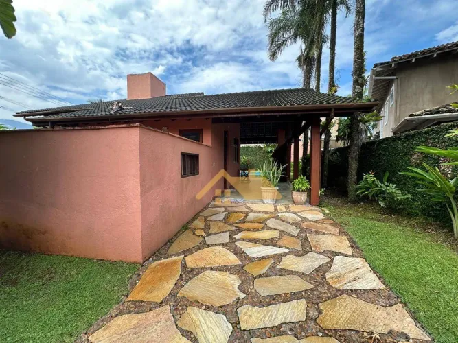 Casa em condomínio na Praia da Baleia | 4 dormitórios | Piscina privativa | 2 vagas