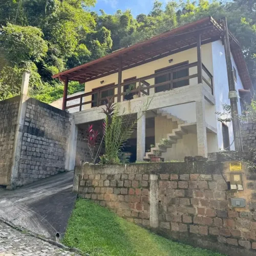 Linda casa em condomínio fechado na Caneca fina