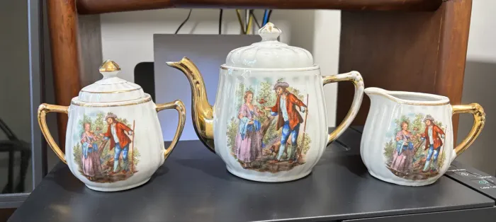 Trio de porcelana galante