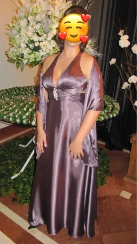 Vestido de festa na cor cinza de rosas