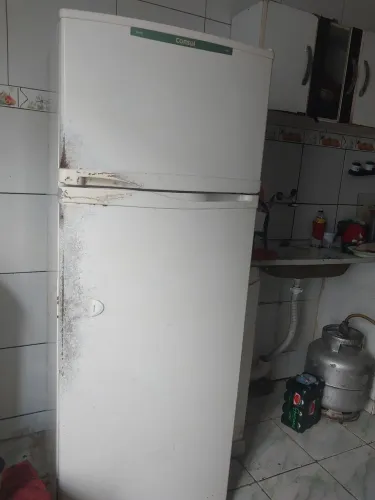 Vende-se geladeira,com 15 anos de uso e em ótimo funcionamento. Valor 350
