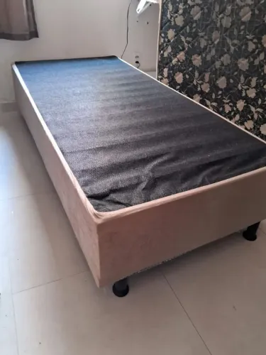 Base de cama box e colchões de solteiro