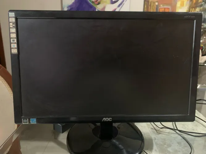 Dois Monitores e um teclado por 200 reais 