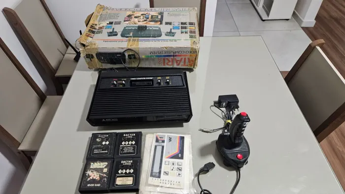 Atari 2600 com caixa e manuais