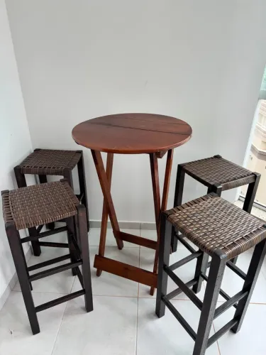Mesa bistrô com 6 banquetas