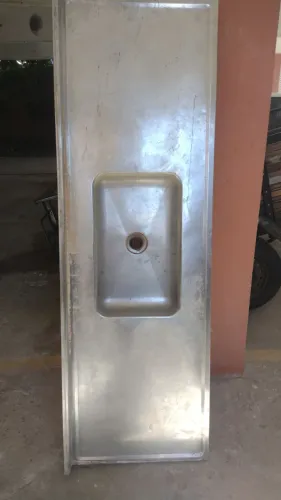 Vendo pia de inox por baixo é concreto eu tenho as foto aqui tô pedindo r$ 250
