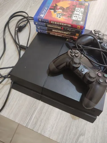 PlayStation 4- semi novo