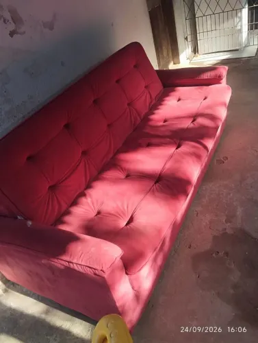 Sofá cama com um rasgado 
