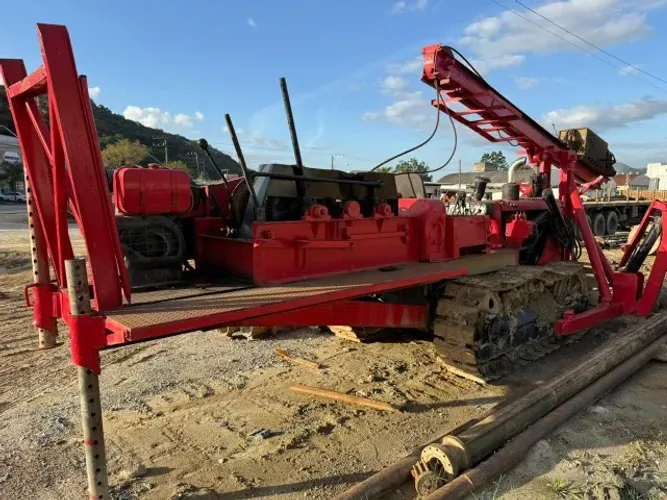 Bate-Estaca Montado Em Trator De Esteira Caterpillar D4
