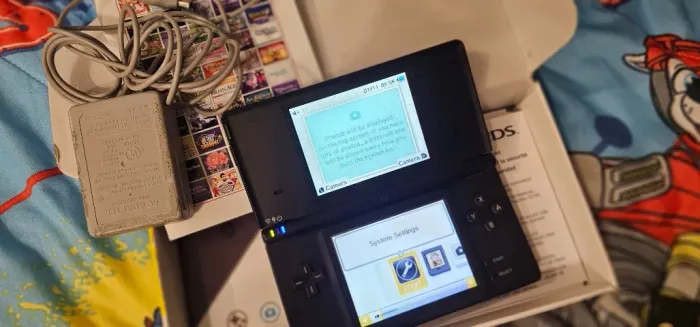 Console Nintendo DSi na Caixa, completo