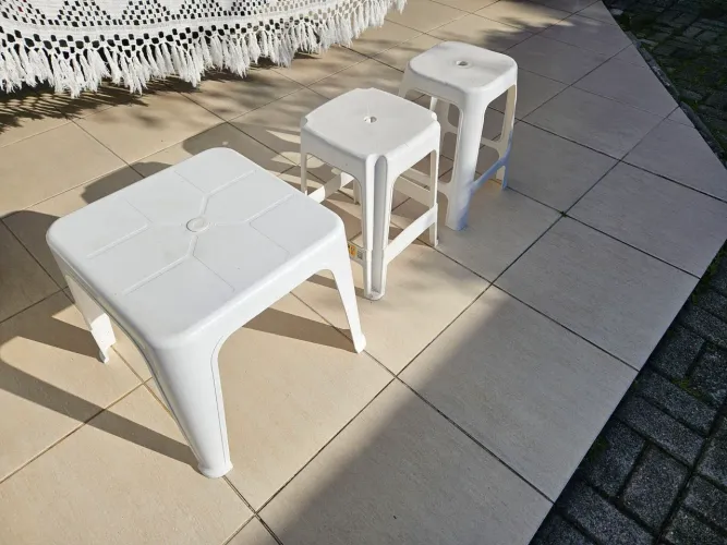 Mesa e banquetas de plástico Tramontina