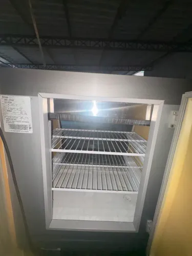 Vende-se refrigerador expositor