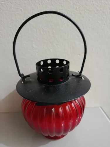 Luminária vela decorativa oriental. Copo de vidro vermelho ondulado e estrutura de metal