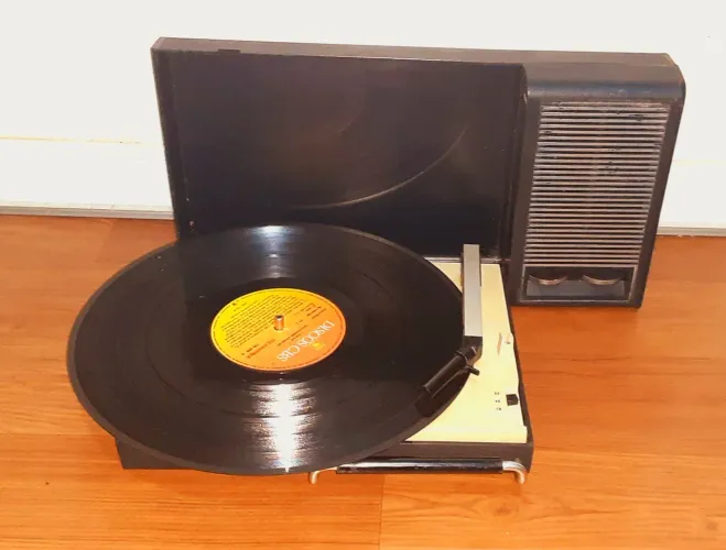 Vitrola portátil Philips GF 110