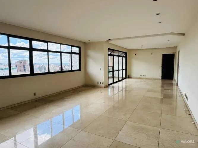 Cobertura 5 quartos sendo 4 suítes Funcionários
