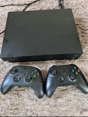 XBOX ONE X com dois controles ( 1 está com defeito)