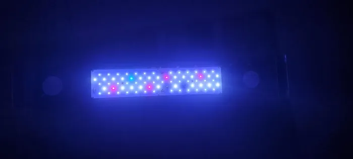 Luminária e cooler de resfriamento.