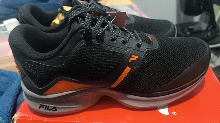Tênis Fila Preto é laranja 