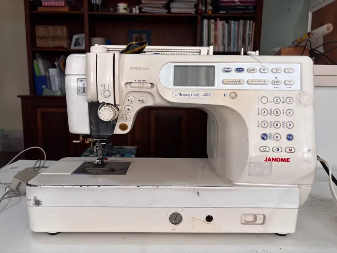 Máquina de costura memory craft 6600 usada em ótimo estado