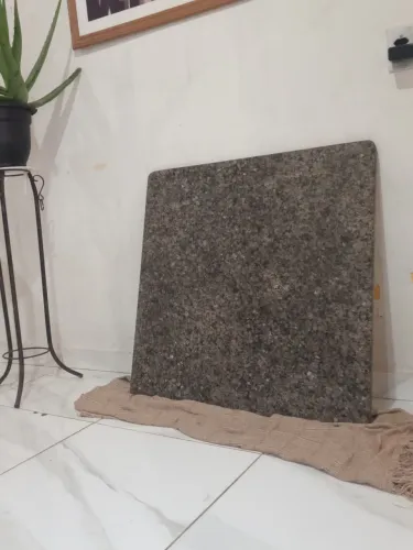 Pedra de mármore 82cm de largura 83cm de altura. Posso levar. 