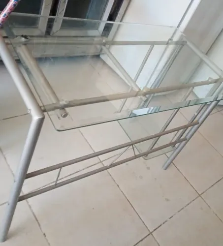 VENDO UMA MESA DE ESCRITÓRIO DE VIDRO BEM CONSERVADA