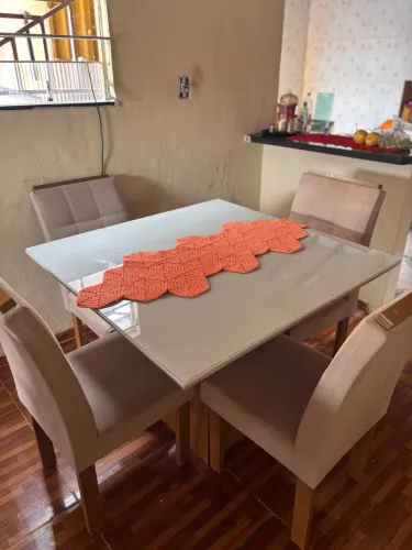 Mesa com 4 cadeiras 