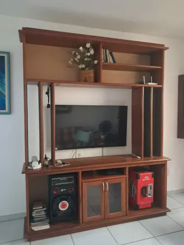 Vendo estante para sala de star! Madeira maciça em perfeito estado de conservação.