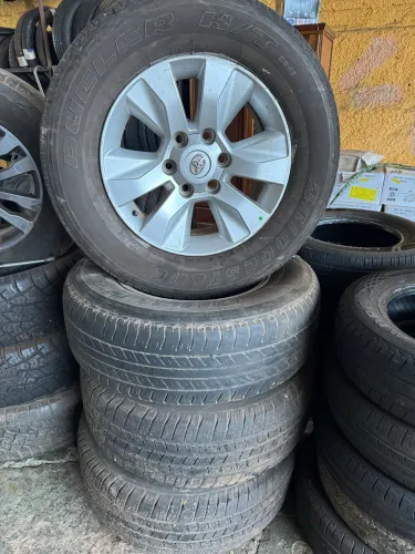 Rodas Aro 17 Originais Hilux c/ pneus