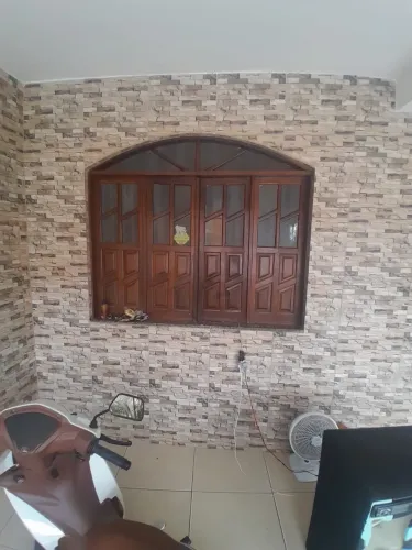 Vendo essa janela e a porta 