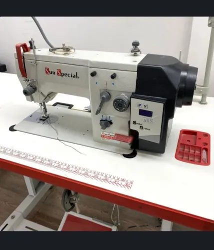Máquina de costura semi nova zigzag e reta 