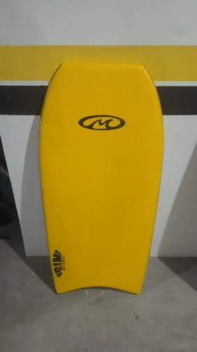 Bodyboard Maré Prime 39,5 com leash e pés de pato