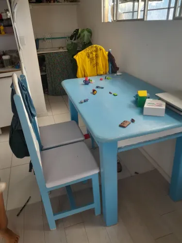 Mesa de madeira com 4 cadeiras