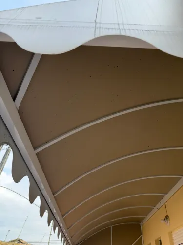 Toldo em alumínio branco