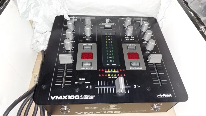 Mixer Behinger VMX 100 USB Novo,A caixa tem marcas pois estava guardada,aparelho sem uso.