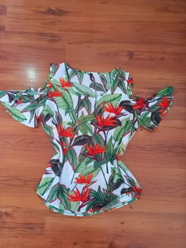 Blusa manga curta florida com fitas no ombro - tamanho G