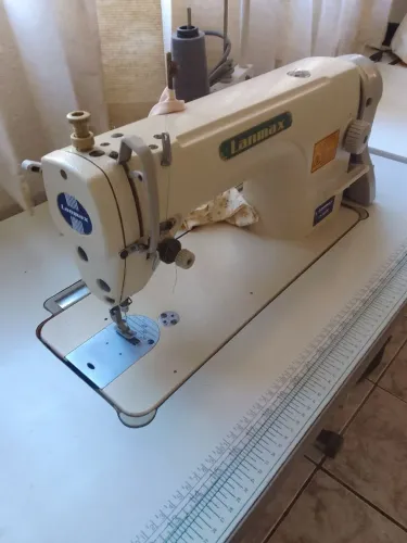 Máquina costura reta industrial