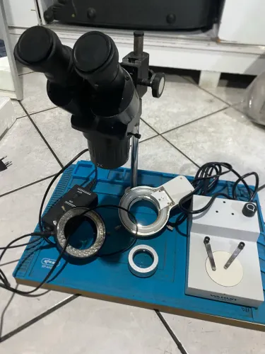 Microscópio AK26 com acessórios 