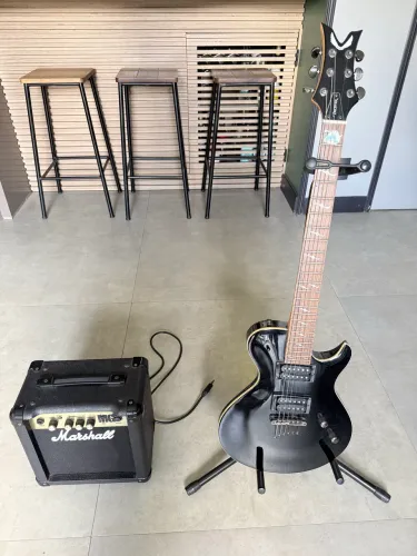 Guitarra Dean Deceiver X + Marshall MG10