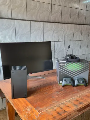 Xbox Séries X 1TB - 2 manetes - Monitor 32' 144hz ( Vendo ou troco)
