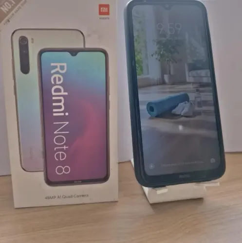 Vendo celular Redmi Note 8 , única dona , tudo funcionando . Aceito cartão