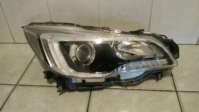 Farol direito Subaru Legacy 2017