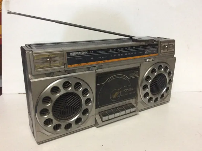 Rádio bombox antigo