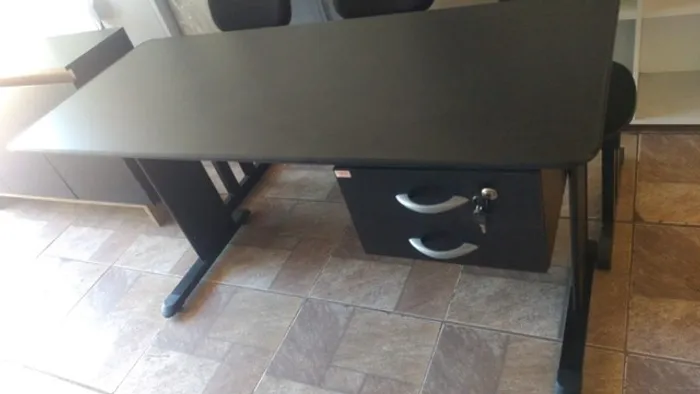 Mesa reta com 2 gavetas 