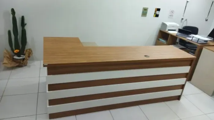 Mesa L canelada amadeirada com canelas brancas