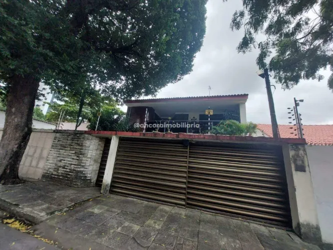 Casa de alto padrão no Espinheiro | 262m² | 5 quartos | 2 suítes | 4 vagas | Excelente par