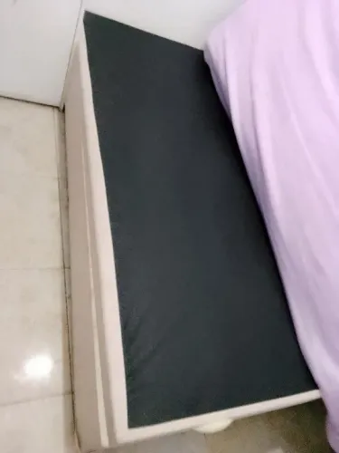 Cama viúva 128x188x74cm sem colchão com um arranhão em uma parte da cabeceira da cama.